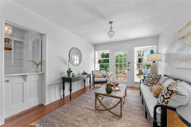 1106 S Victoria Avenue, Los Angeles, CA 90019