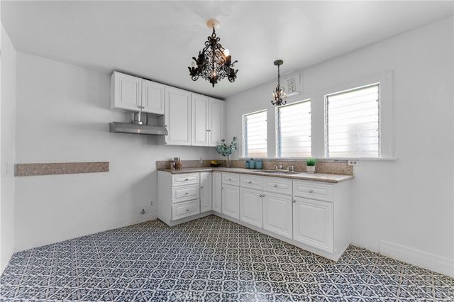 1106 S Victoria Avenue, Los Angeles, CA 90019