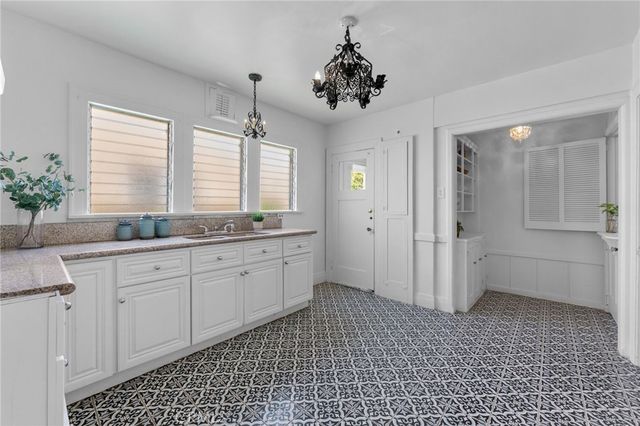 1106 S Victoria Avenue, Los Angeles, CA 90019