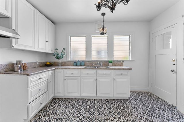 1106 S Victoria Avenue, Los Angeles, CA 90019