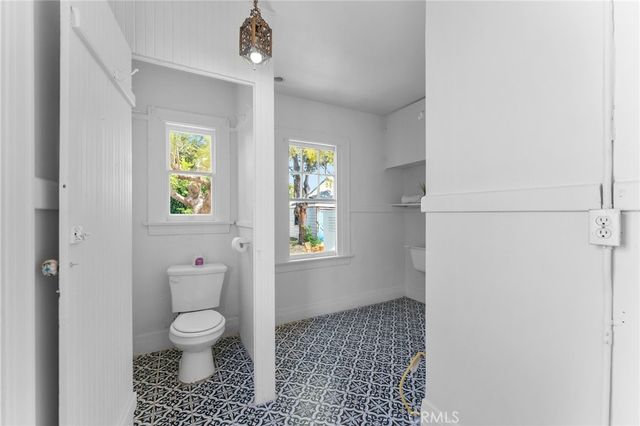 1106 S Victoria Avenue, Los Angeles, CA 90019