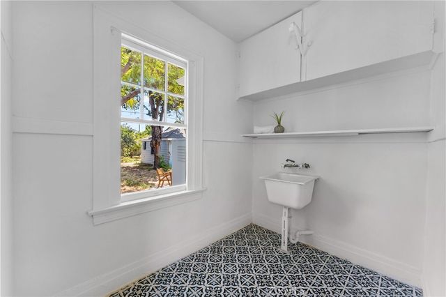 1106 S Victoria Avenue, Los Angeles, CA 90019