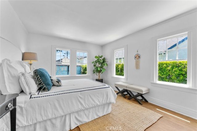 1106 S Victoria Avenue, Los Angeles, CA 90019
