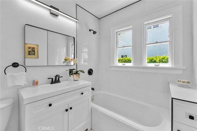 1106 S Victoria Avenue, Los Angeles, CA 90019