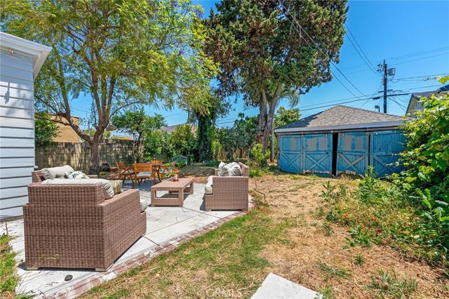 1106 S Victoria Avenue, Los Angeles, CA 90019