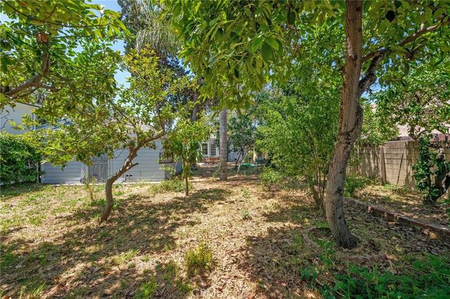 1106 S Victoria Avenue, Los Angeles, CA 90019