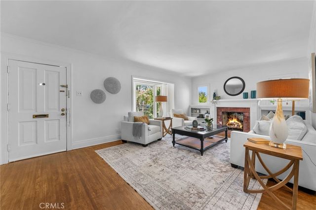 1106 S Victoria Avenue, Los Angeles, CA 90019