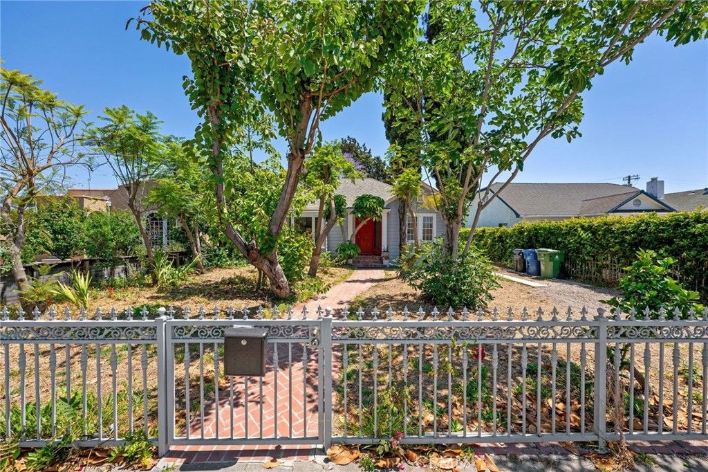 1106 S Victoria Avenue, Los Angeles, CA 90019