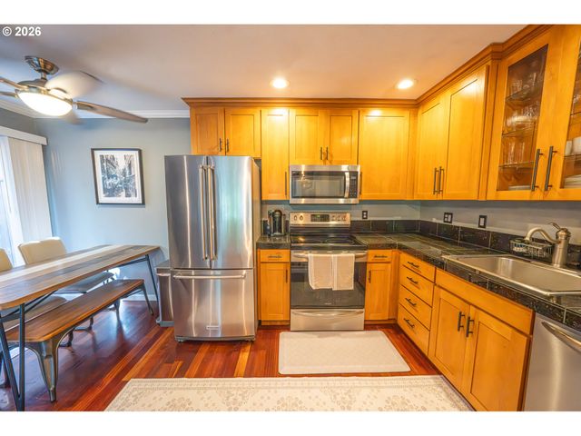 2136 Se HAWTHORNE Blvd 10, Portland, OR 97214