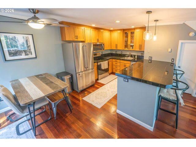 2136 Se HAWTHORNE Blvd 10, Portland, OR 97214