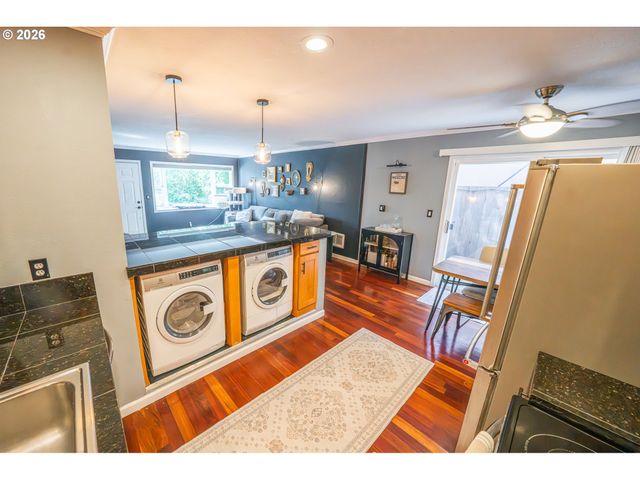 2136 Se HAWTHORNE Blvd 10, Portland, OR 97214