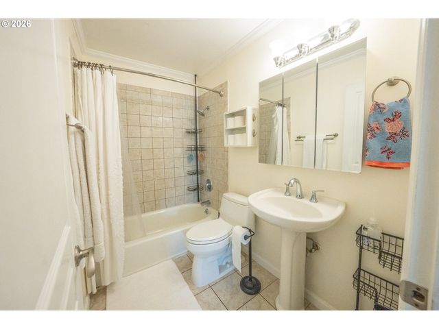 2136 Se HAWTHORNE Blvd 10, Portland, OR 97214