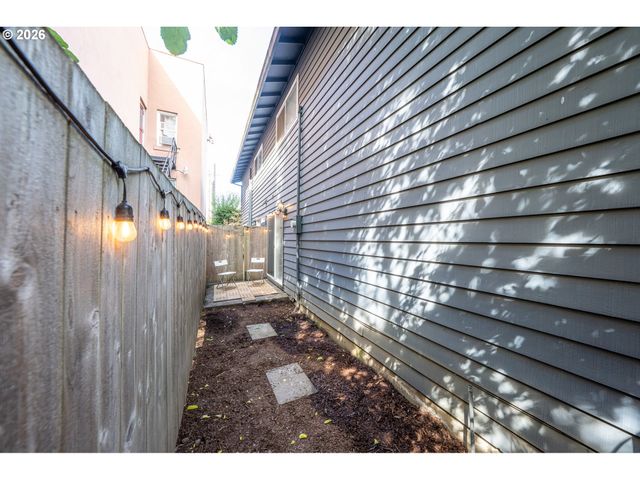 2136 Se HAWTHORNE Blvd 10, Portland, OR 97214