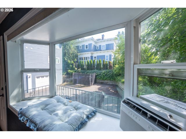 2136 Se HAWTHORNE Blvd 10, Portland, OR 97214
