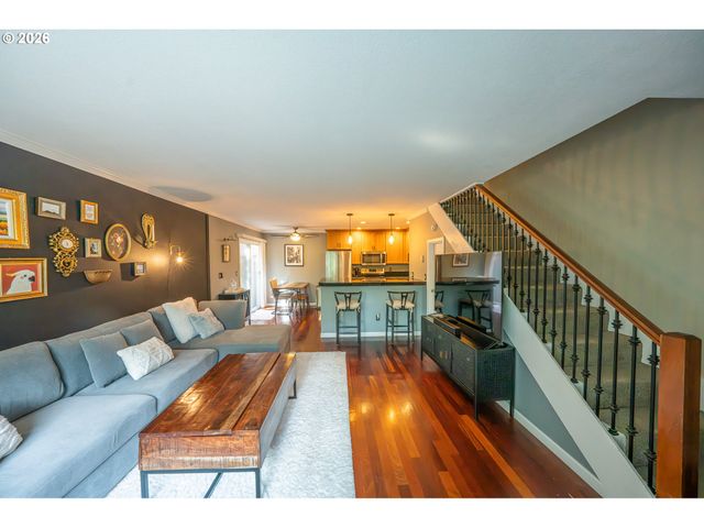 2136 Se HAWTHORNE Blvd 10, Portland, OR 97214