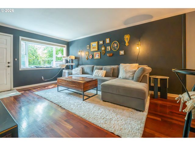 2136 Se HAWTHORNE Blvd 10, Portland, OR 97214