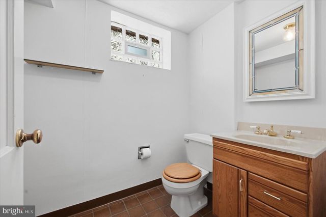 2739 STONY CREEK RD, Broomall, PA 19008