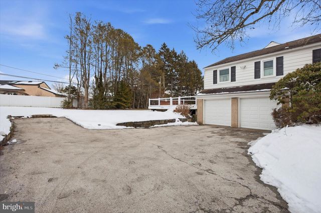 2739 STONY CREEK RD, Broomall, PA 19008