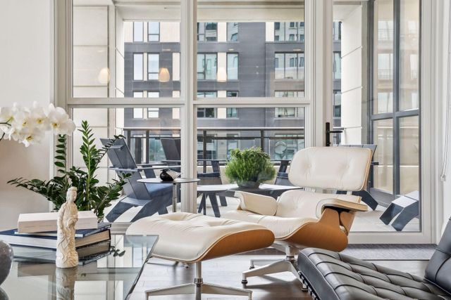 1111 W River Parkway 12E, Minneapolis, MN 55415