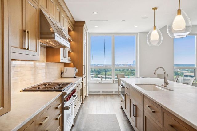 1111 W River Parkway 12E, Minneapolis, MN 55415