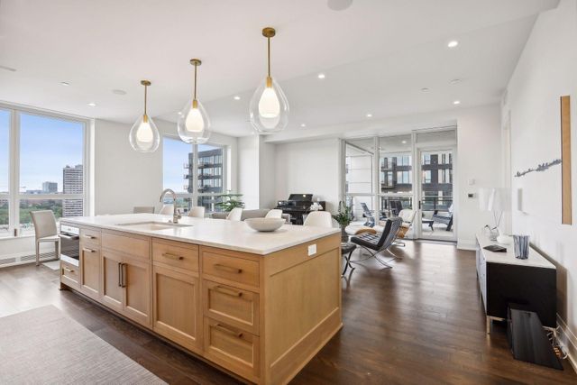 1111 W River Parkway 12E, Minneapolis, MN 55415