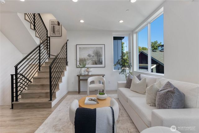 2328 B Franklin Avenue E, Seattle, WA 98102