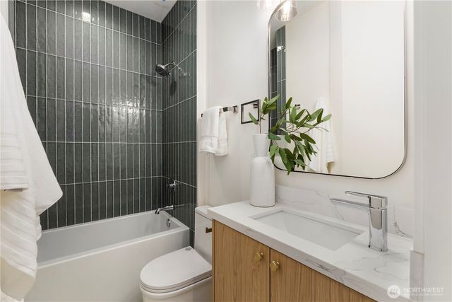 2328 B Franklin Avenue E, Seattle, WA 98102
