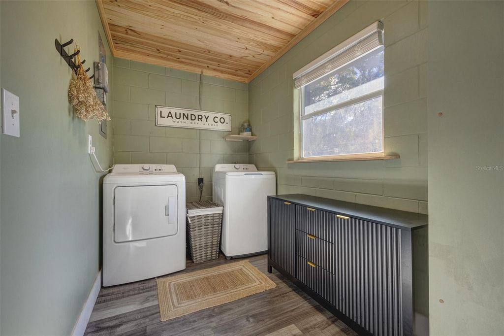 Image 23 of property listing at 1108 E WINNEMISSETT AVENUE, Deland, FL 32724