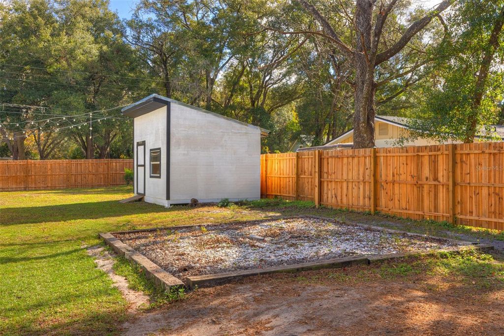 Image 31 of property listing at 1108 E WINNEMISSETT AVENUE, Deland, FL 32724