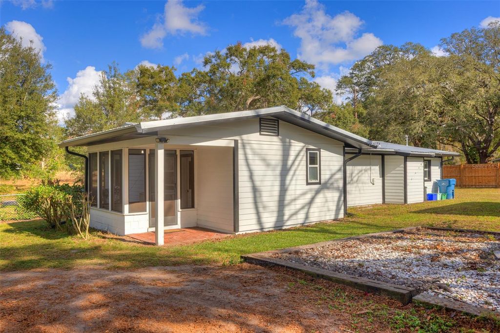 Image 33 of property listing at 1108 E WINNEMISSETT AVENUE, Deland, FL 32724