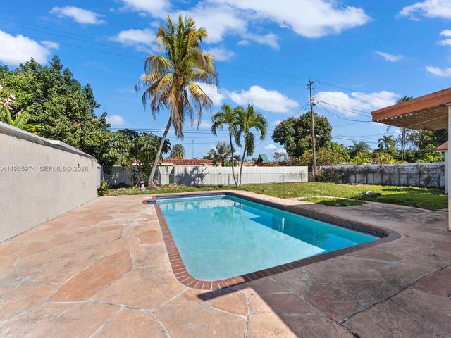 655 W 70th Pl, Hialeah, FL 33014