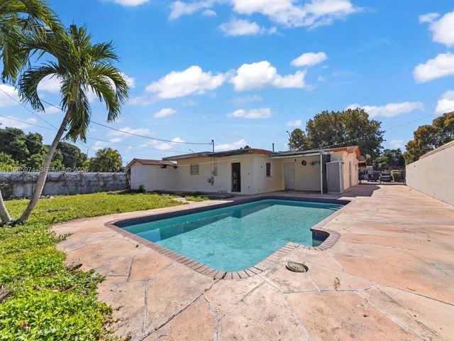655 W 70th Pl, Hialeah, FL 33014