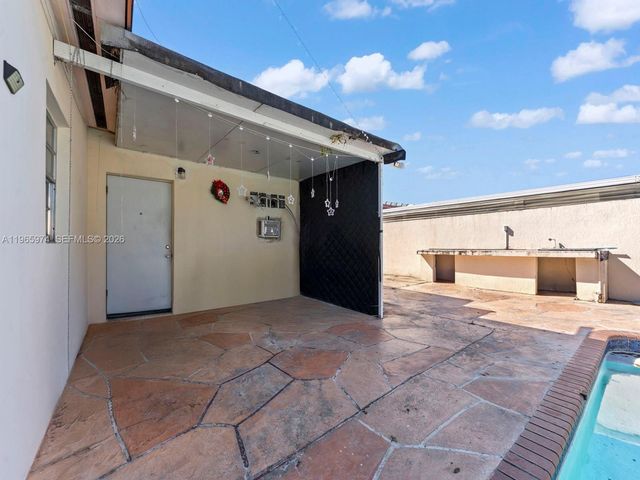 655 W 70th Pl, Hialeah, FL 33014