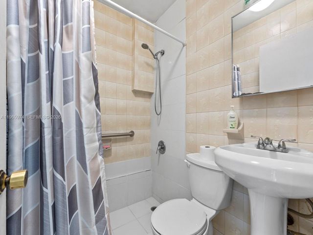 655 W 70th Pl, Hialeah, FL 33014