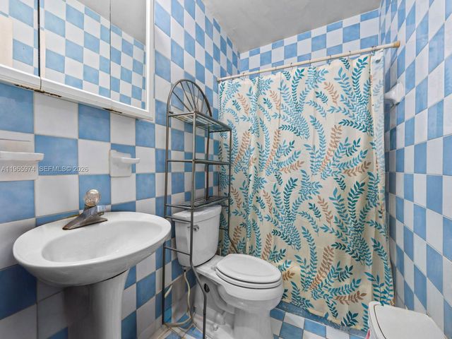 655 W 70th Pl, Hialeah, FL 33014