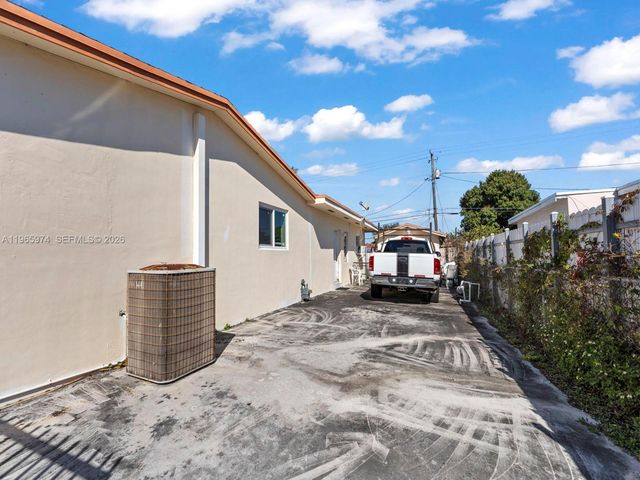 655 W 70th Pl, Hialeah, FL 33014