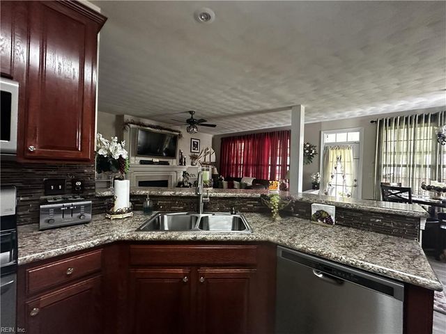 100 Sweetbriar LN, Suffolk, VA 23435