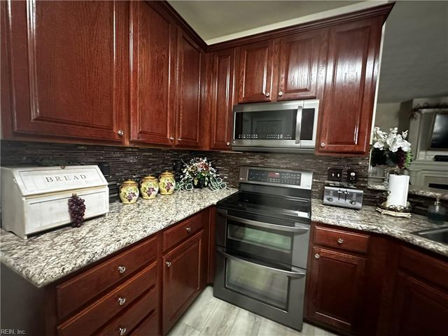 100 Sweetbriar LN, Suffolk, VA 23435