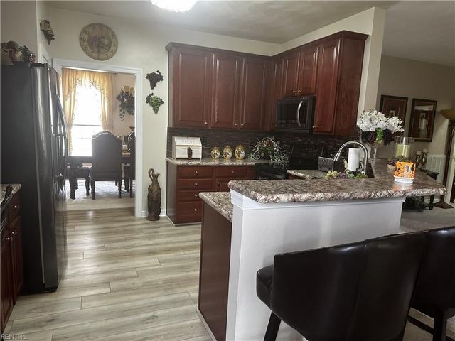 100 Sweetbriar LN, Suffolk, VA 23435