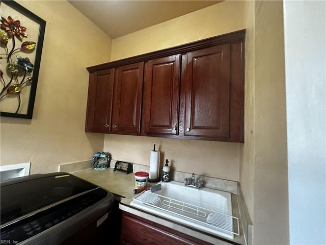 100 Sweetbriar LN, Suffolk, VA 23435