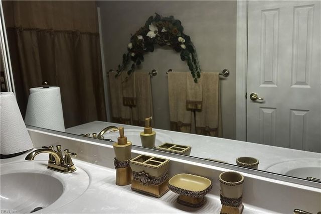 100 Sweetbriar LN, Suffolk, VA 23435