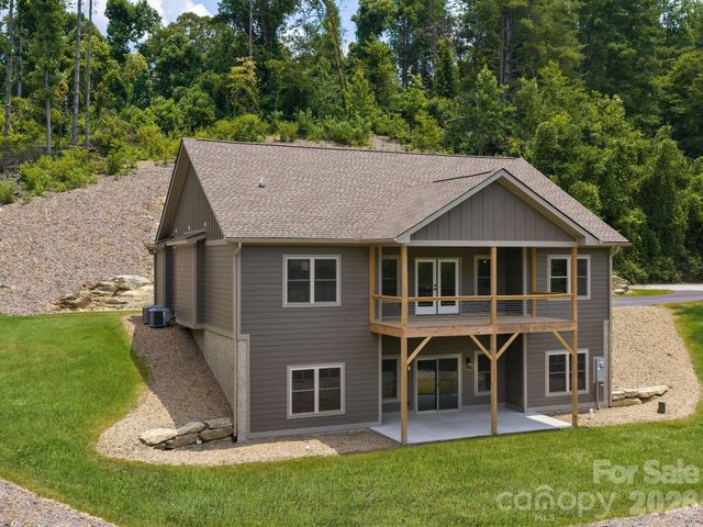 105 Sheila Wynne Drive, Hendersonville, NC 28732