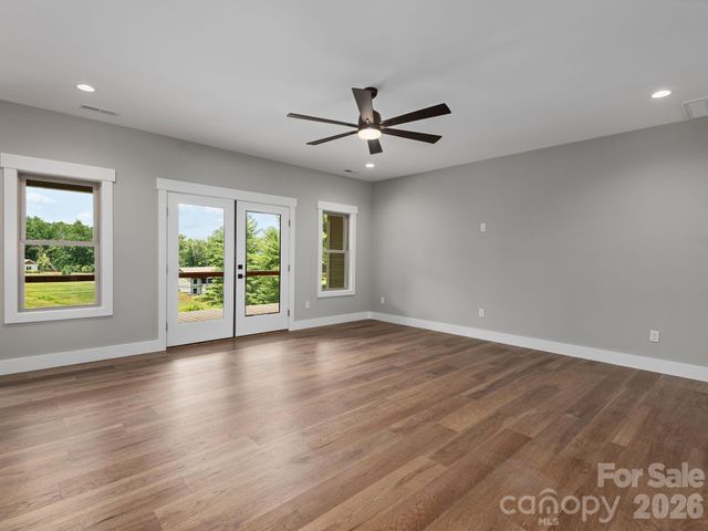 105 Sheila Wynne Drive, Hendersonville, NC 28732