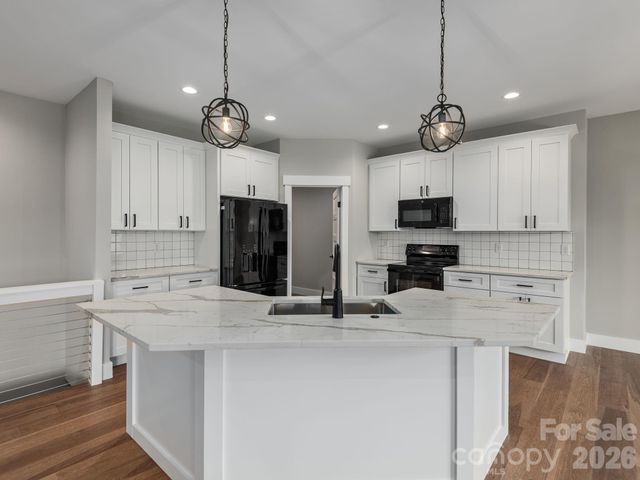 105 Sheila Wynne Drive, Hendersonville, NC 28732