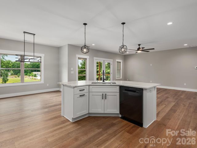 105 Sheila Wynne Drive, Hendersonville, NC 28732