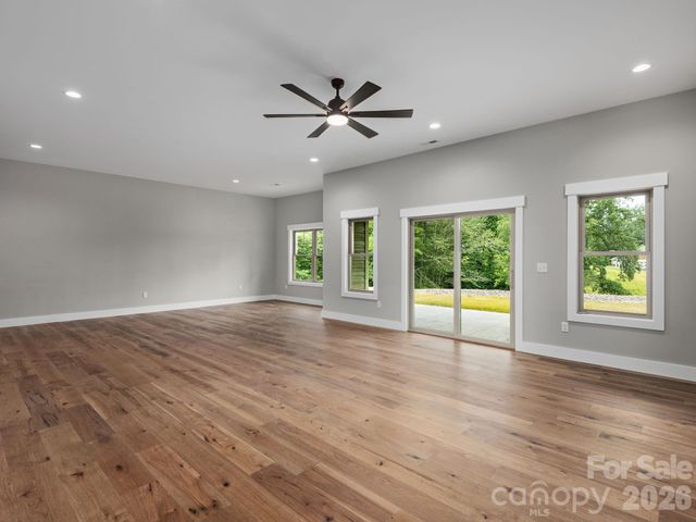 105 Sheila Wynne Drive, Hendersonville, NC 28732