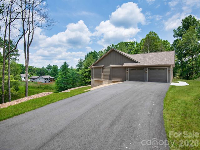105 Sheila Wynne Drive, Hendersonville, NC 28732