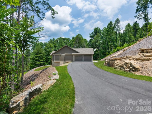 105 Sheila Wynne Drive, Hendersonville, NC 28732