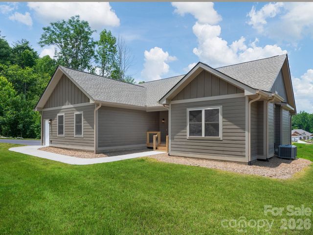 105 Sheila Wynne Drive, Hendersonville, NC 28732