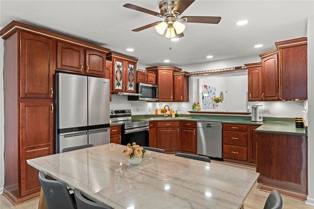 5528 Worthington Ct, Bridgeville, PA 15017